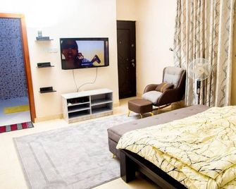 Luxury 4 BR Apt w Parking, Hot tub, Magodo Estate - Lagos