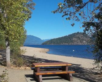 4-Bdrm Waterfront Townhome - Scotch Creek
