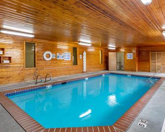 Econo Lodge - Longmont - Pool