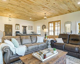 Family-Friendly Barndominium Near Greenville! - Easley - Sala de estar