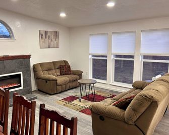 Four Corners Retreat! Spacious 4-bedroom house in Aztec, NM. - Aztec - Sala de estar