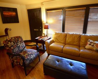 The Palmer's Guest House - The Great Getaway In Central San Marcos - San Marcos - Sala de estar