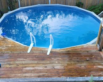Private Walk-Out Minutes From Trent University - Peterborough - Pool