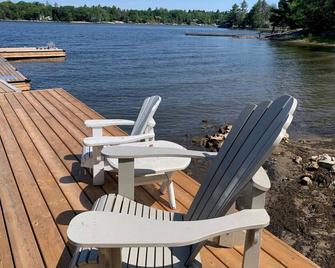 Newly renovated family cottage on Georgian Bay steps from Honey Harbour\n - Port Severn - Patio
