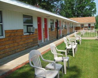 Robin Hood Motel - Saratoga Springs - Patio