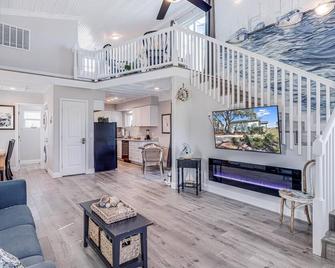 Simon Michael Art Studio - Rockport - Huiskamer