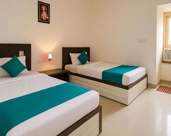 The Plaza Hotel - Rāmpur - Bedroom