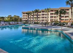 Coastal Condo with Balcony and Luxe Resort Amenities! - Hilton Head Island - Pool