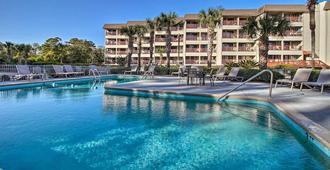 Coastal Condo with Balcony and Luxe Resort Amenities! - Hilton Head Island - Piscina