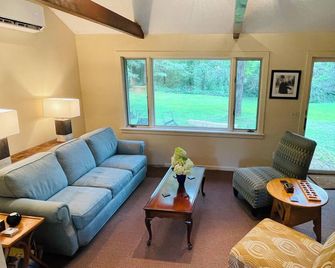 Southern Vermont Cottage - Read Our Arbnb reviews - 4.9! - Arlington - Wohnzimmer