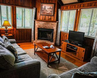 Relax with your fur baby in this spacious chalet near Callaway Gardens - Pine Mountain - Wohnzimmer