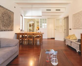 Bravissimo Mercaders 6 - Girona - Living room