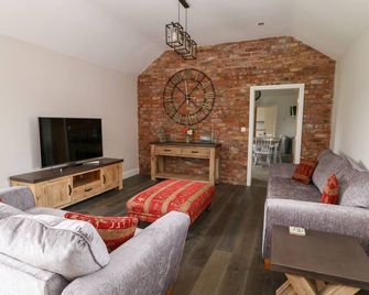 The Stables, Pet Friendly, Character Holiday Cottage In Old Leake - Boston - Living room