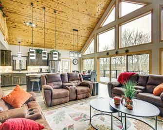 Fish & Swim: Lakefront Mora Home on 2 Acres! - Mora - Sala de estar
