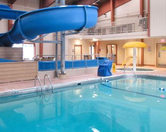 Quality Inn and Suites Detroit Lakes - Detroit Lakes - Bazén