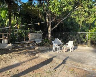 Modern 1-bedroom apartment with AC, WiFi and Kitchen in beautiful Negril . - Negril - Innenhof