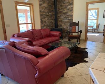 Cozy Home With Mountain Views Near Davis Mtn State Park and McDonald Observatory - Fort Davis - Wohnzimmer