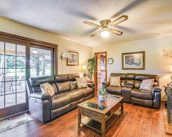 Russell Springs Getaway, 10 Mi to Lake Cumberland! - Russell Springs - Sala de estar