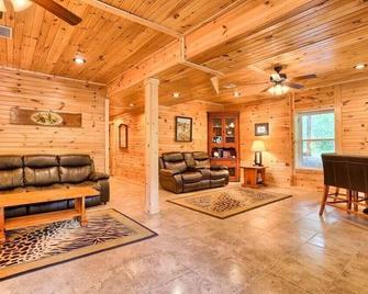 Impressive Cabin Rental for Family or Group Retreats near Raystown Lake, Pennsylvania - Huntingdon - Living room