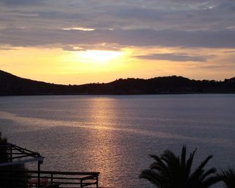 Plaza Hotel - Masouri - Extérieur