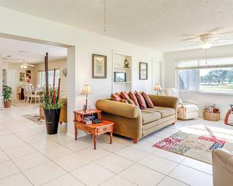 Sunny Port St Lucie Home Lanai and Golf Course View - Port St. Lucie - Living room