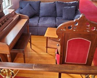 A Perfect Village Stay or Event Space - Margaretville - Living room