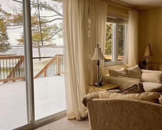 Waterfront Seaside Bungalow. Amazing Views On Island 17, Long Sault. - Корнвол - Вітальня