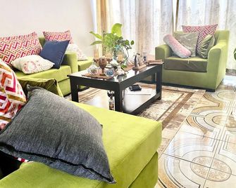 Crystal Apartment Hotel And Lodges - Entebbe - Obývací pokoj