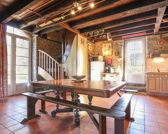 Charming house in the private park of Château de Boucéel / 12km Mont Saint Michel - Saint-James - Salle à manger