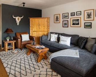 Outpost: Pitchfork 434 - 1 bedroom near Snow King! - Jackson - Living room