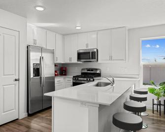 Chic 3BR Haven near Wineries, Lake Lowell & C of I - Ideal for Hiking & Relaxing! - Caldwell - Kitchen
