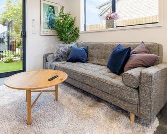 Explore Addington and CBD 1 bed w/carpark - Christchurch - Living room