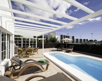 هايد بارك لين - Puerto del Carmen - حوض السباحة