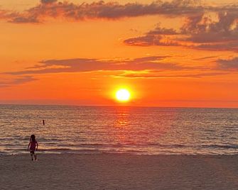 Beautiful, restored home a few steps from downtown Manistee! - Manistee - Beach