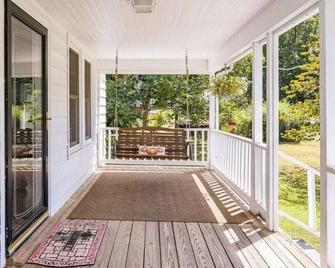 Downtown Pittsboro Glamtastic - Pittsboro - Balcony