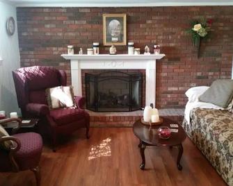 Cozy Rosecrest Suite, 1 min to I-75, full kitchen, sleeps 4, Safe area - Ringgold - Living room