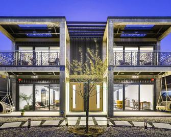 NEW Luxury Concrete Home Just Minutes from the Beach - Long Beach - Edificio
