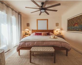 Tres Ocotillos - Modern Eclectic Casita near Hot Springs in T or C - Truth or Consequences - Bedroom