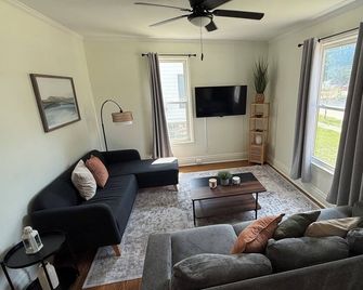 3 bedroom 2 bath, newly rennovated, modern Downtown Retreat in Monroe - Monroe - Sala de estar