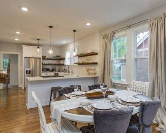 The Hillview House in 12th South w/ Covered Pergola & Firepit! - Nashville - Dining room