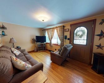 Tranquil Times (In Town With Direct Atv/Snowmobile Access!) - Greenville - Sala de estar