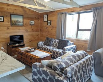 Cozy chalet with access to all year adventures - National Park Village - Sala de estar