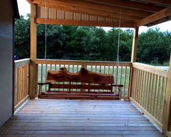 Rustic Cabin Rental with a Fishing Pond in Allen, Oklahoma - Allen - Balcony