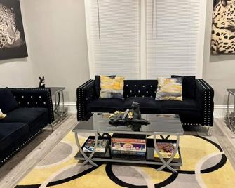 3-bedroom house in charming Waycross with WiFi, AC. Start your vacation now - Waycross - Wohnzimmer