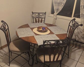 Charming 3br Farmhouse Prime Deer Lodge Location Peaceful + Central Stay - Deer Lodge - Dining room