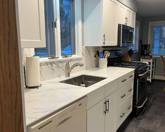 Cozy 3 bedroom house in quaint Private Van Buren Bay Lake Community - Dunkirk - Kitchen