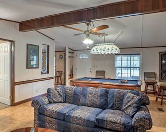Ooltewah Cabin w/ Grill, Pool Table & Porch! - Ooltewah - Living room