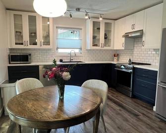 Home away from Home - Rocky Mountain House - Kitchen