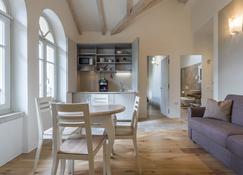 Villa Italia Luxury Suites and Apartments - Arco - Huiskamer