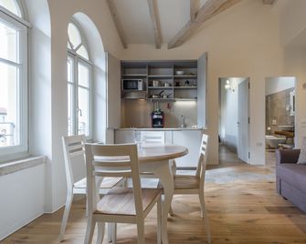 Villa Italia Luxury Suites and Apartments - Arco - Pokój dzienny